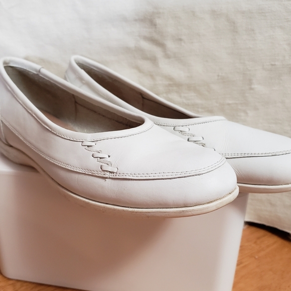 I love comfort white leather slip on flats. Size 8.5. Runs about a size smaller. - Picture 6 of 9